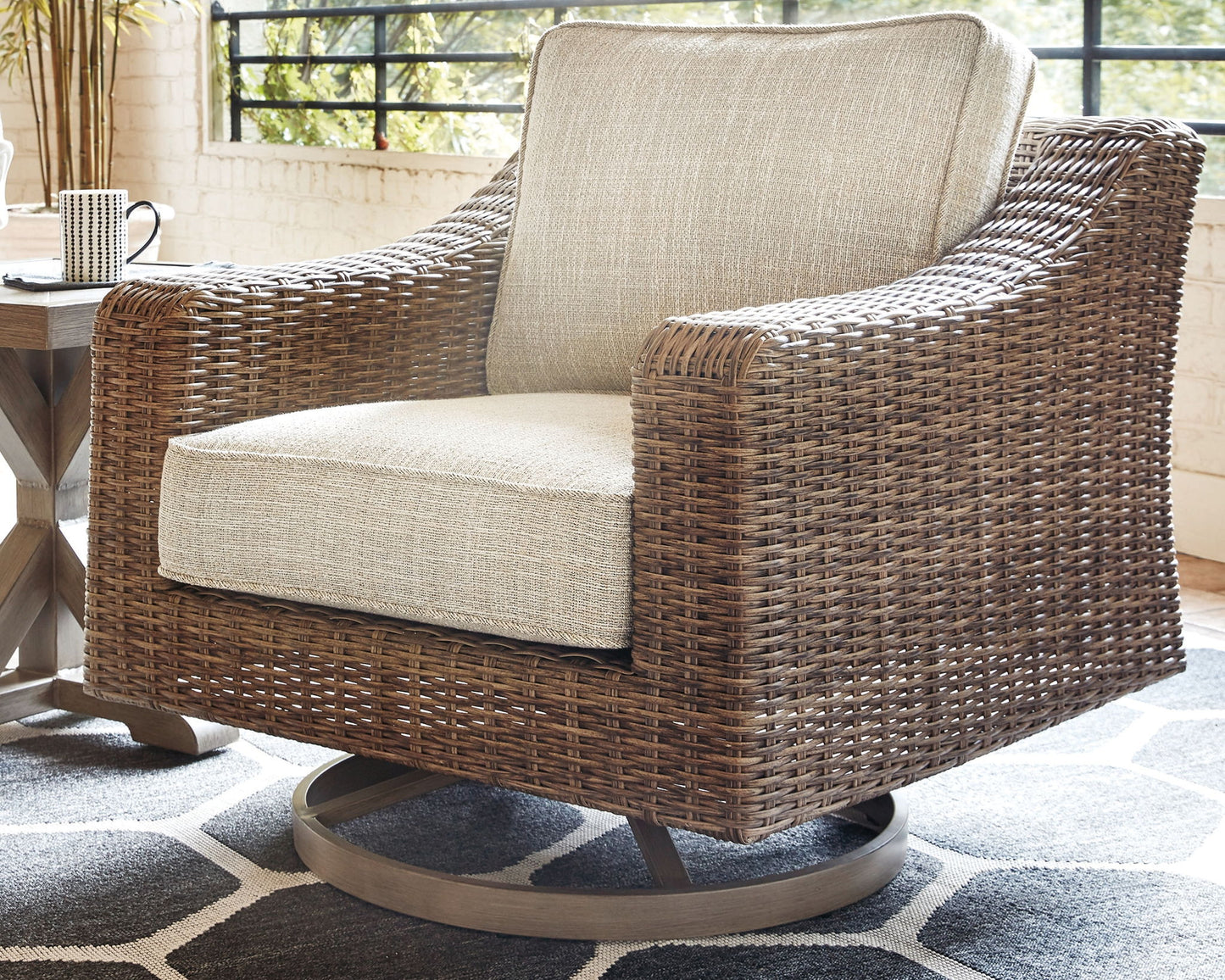 Beachcroft - Swivel Lounge Chair